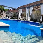 Apartament Resident Wellness Vendeghaz *